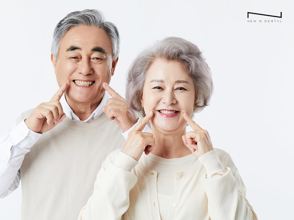 전체 임플란트 치료 계획을 상담하는 모습
